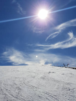 Photo illustrating the seasons: snowy and sunny winter in the mountains.